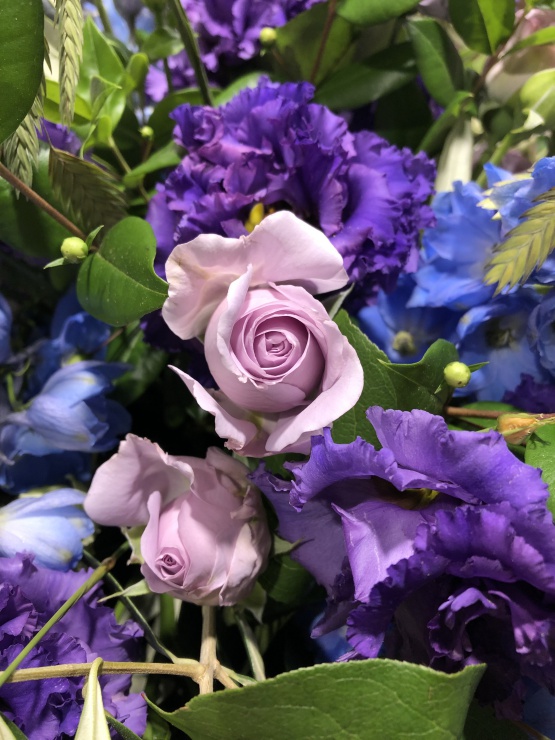 blauw paars lila rouwstuk grafstuk graftak uitvaart bloemist bloemen hoogvliet zalmplaat