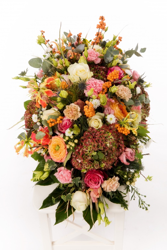 rouwstuk warm graftak wild rozen hortensia bessen takken floralicious